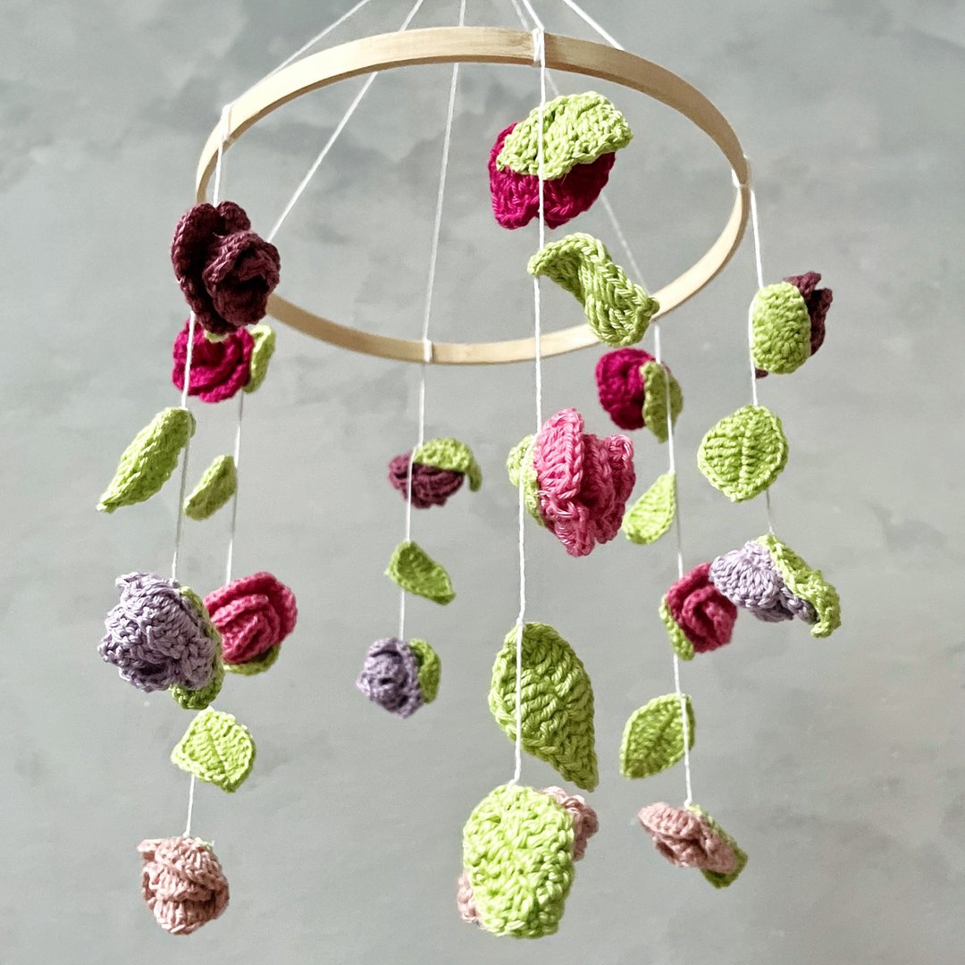 Crochet floral baby mobile girl, Baby girl gift set Crib mobile and booties - 玩具/玩偶 - 棉 粉红色