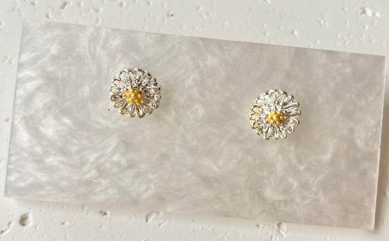 小雏菊耳环花朵耳环镀银耳环裸石宝石轻珠宝半宝石 - 耳环/耳夹 - 其他金属 银色