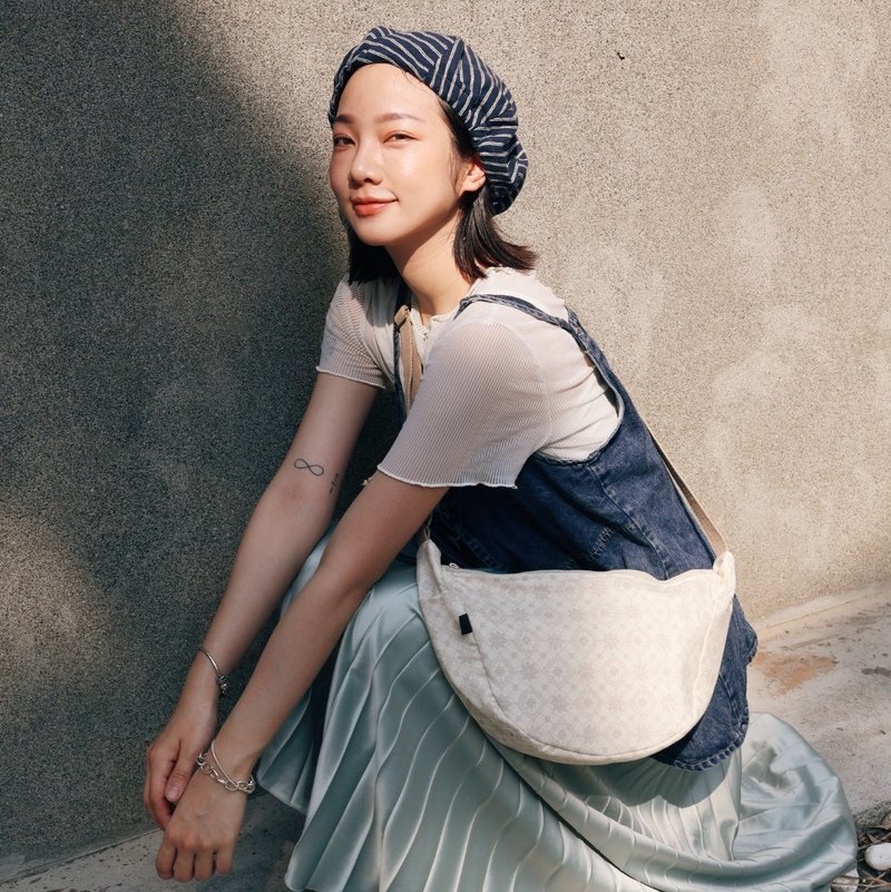 半月斜背包 / 线条小窗花 两色 - 侧背包/斜挎包 - 棉．麻 多色