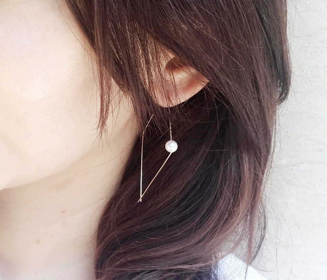 简洁珍珠大耳环 / The one  Swarovski  Pearl 14KGF earring. - 耳环/耳夹 - 宝石 白色