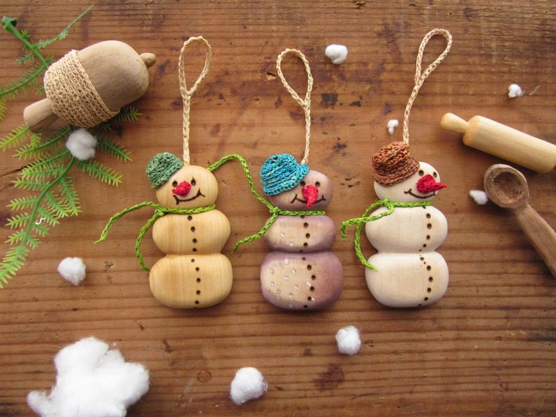 套圣诞树装饰或桌装饰的三个雪人装饰品。 - 摆饰 - 木头 