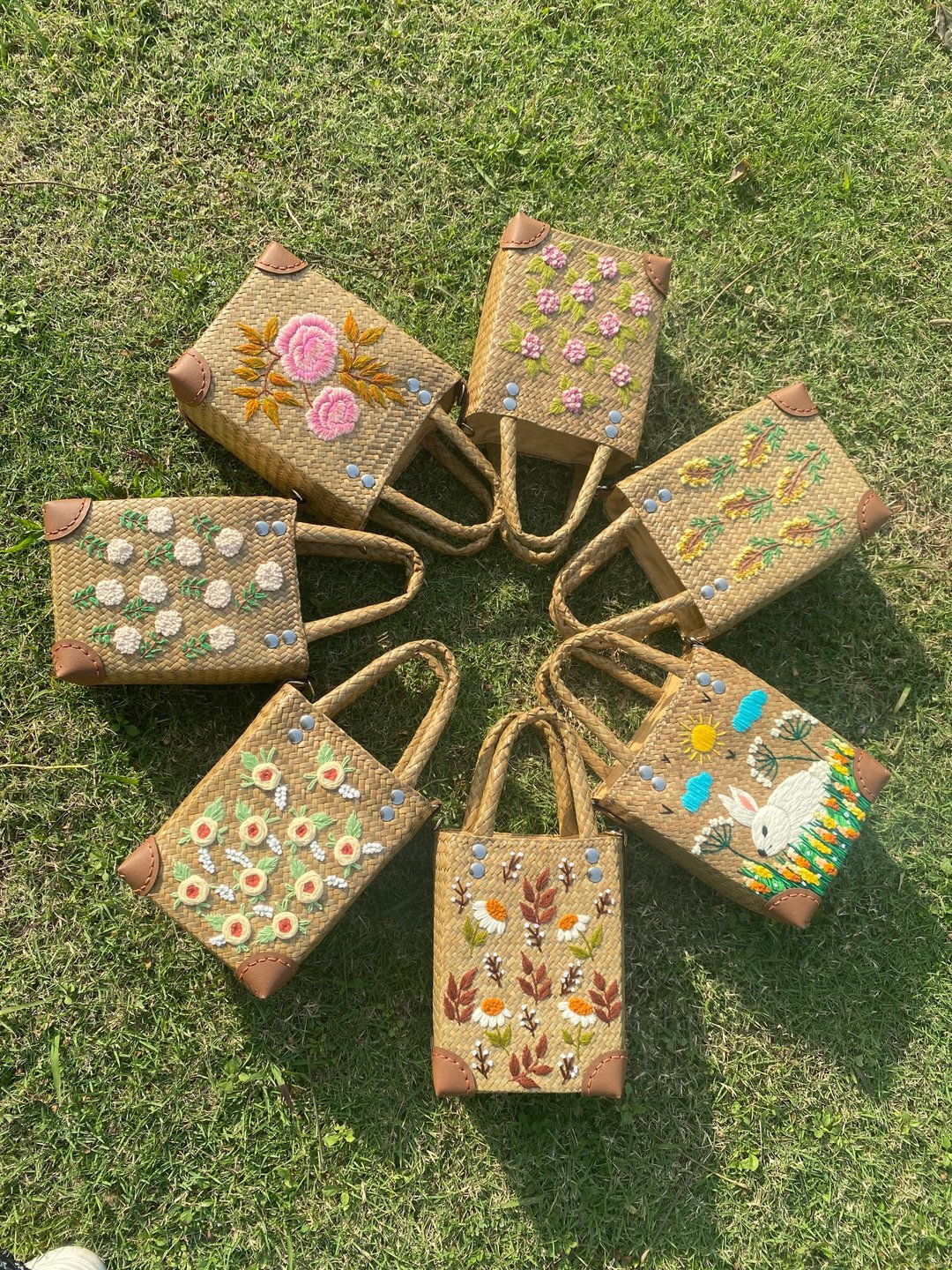 hand embroidered krajood bag Choose the embroidery pattern according to the pattern in the picture. - 手提包/手提袋 - 绣线 