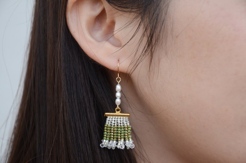 草绿色小裙摆耳饰 长款流苏耳环 天然珍珠 杂志感 修饰脸型 - 耳环/耳夹 - 玻璃 绿色