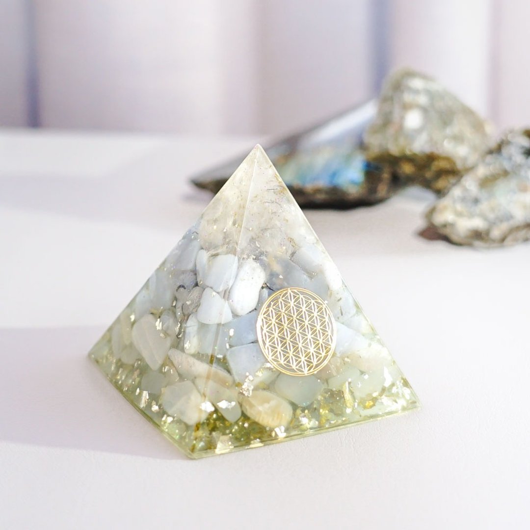 预订【白晶、蓝玉髓、月亮石】奥根水晶能量金字塔Orgonite 6x6cm - 摆饰 - 水晶 多色