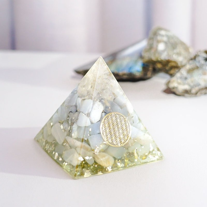 预订【白晶、蓝玉髓、月亮石】奥根水晶能量金字塔Orgonite 6x6cm - 摆饰 - 水晶 多色