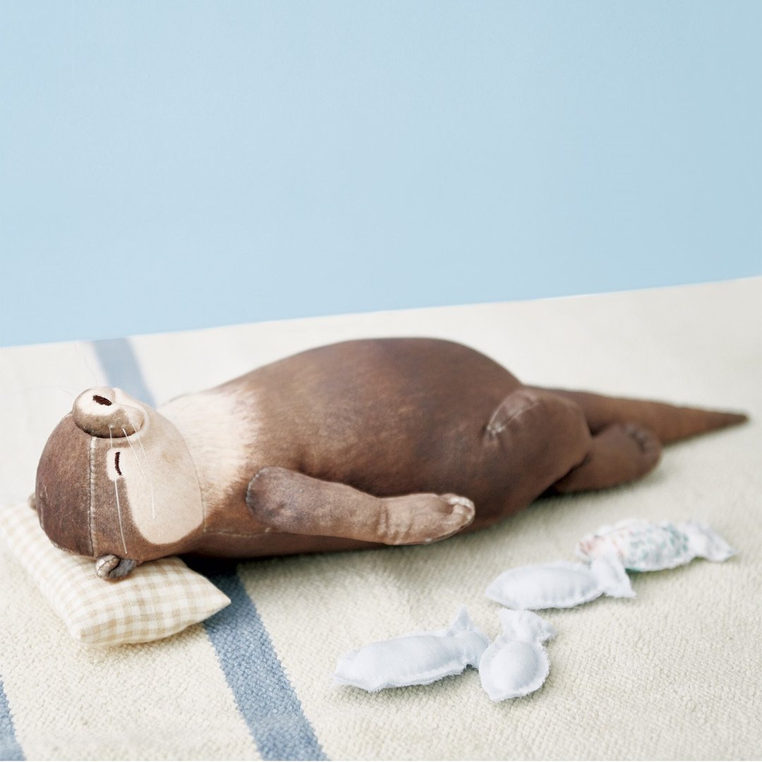 YOU+MORE! 肚子朝天睡梦中的水獭化妆包 - 化妆包/杂物包 - 其他人造纤维 
