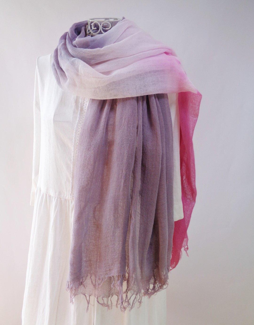 Vegetable dyeing, fluffy large size, cotton gauze, long stole, logwood and cochineal dyeing - 围巾/披肩 - 棉．麻 粉红色
