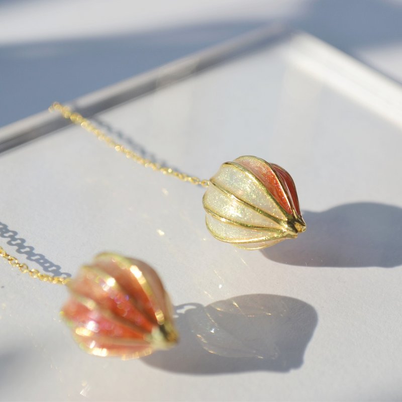 【红姑娘】灯笼果耳钉/耳夹  925银镀14k金 半透明空窗珐琅 - 项链 - 珐琅 