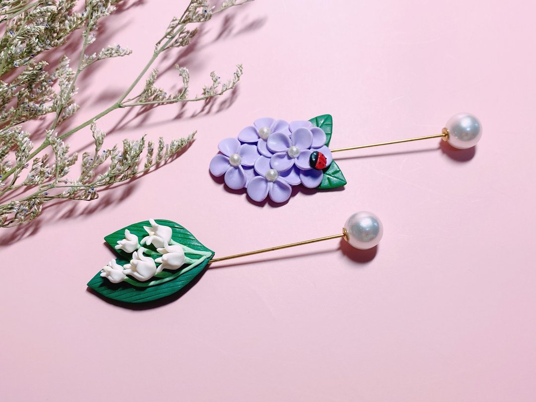 定制化 铃兰花和繍球花 一字针胸针 - 胸针 - 粘土 多色