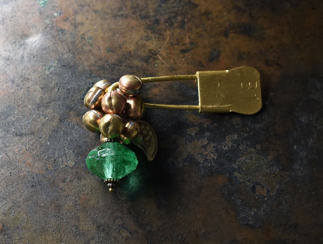 Laundry pin brooch made of antique uranium glass, heavy bells and Afghan parts - 胸针 - 玻璃 绿色