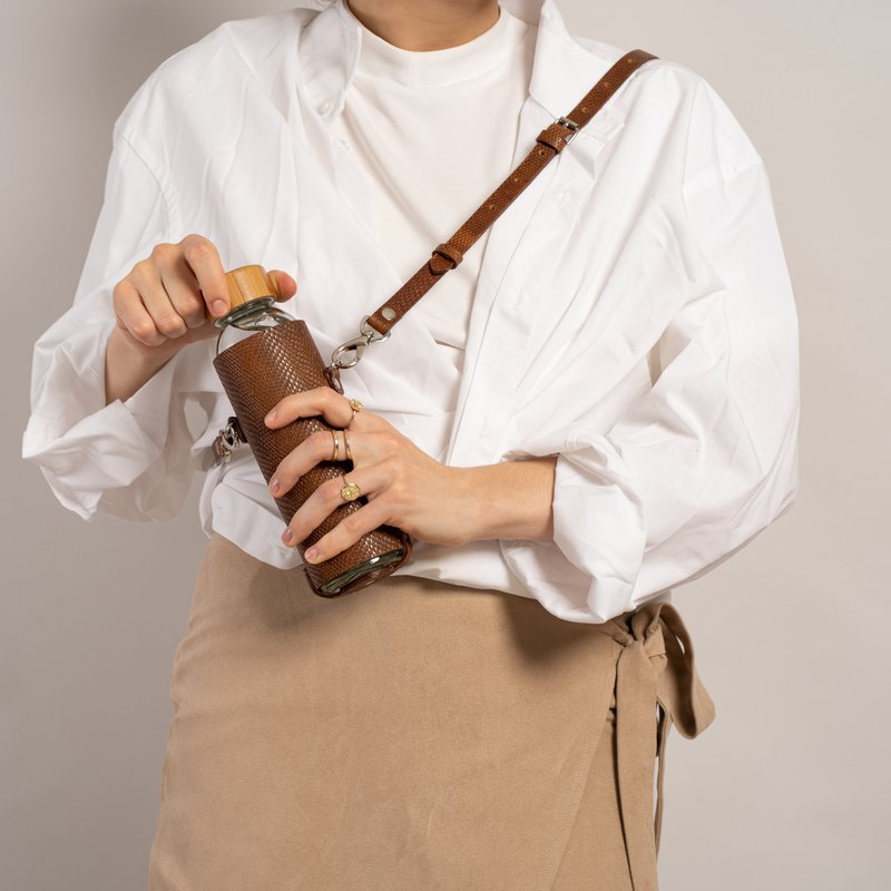 玻璃水瓶 带皮革套 斜挎包或带扣的手带 - 随行杯提袋/水壶袋 - 其他材质 