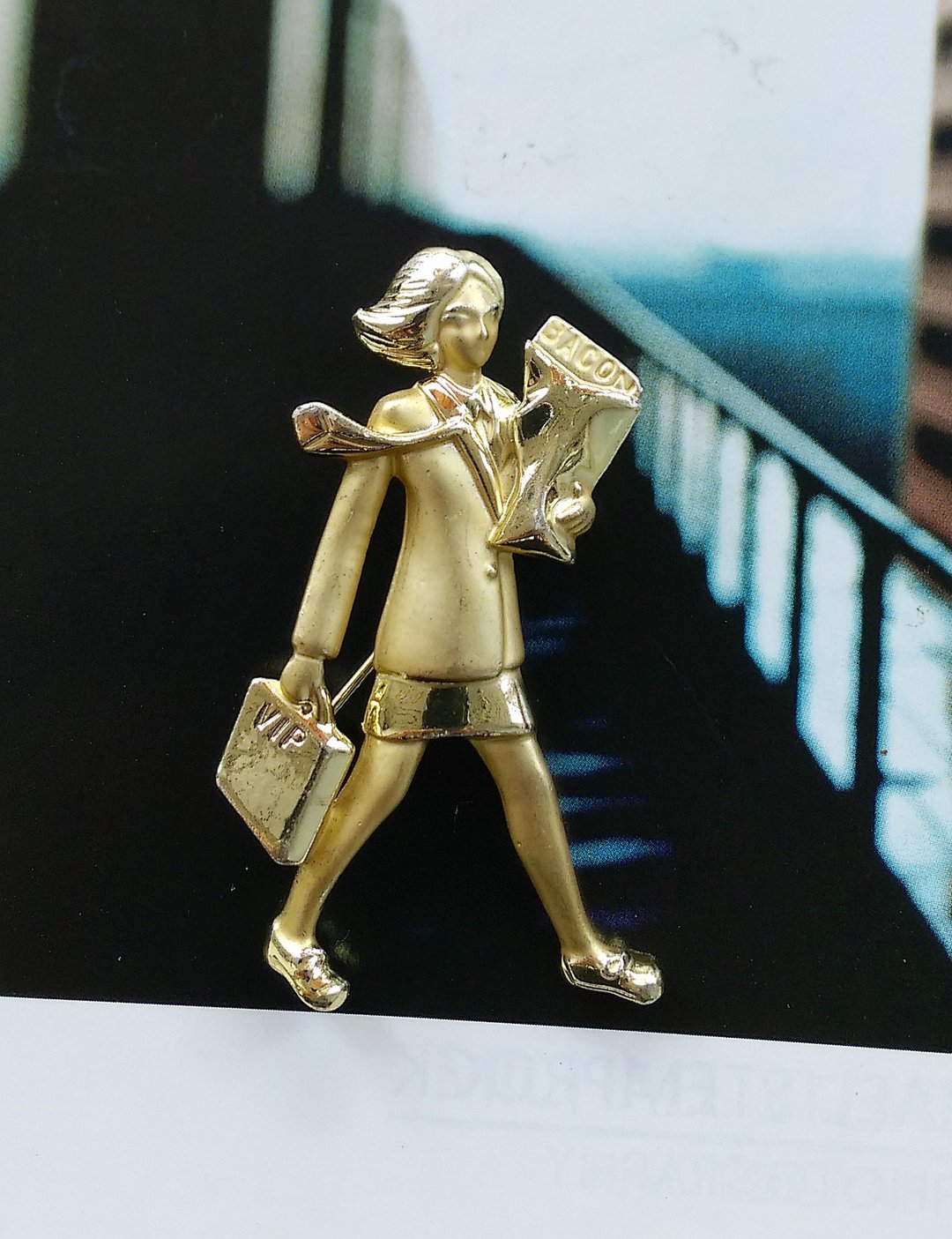 Vintage Jewelry 忙碌女子 业务 职业妇女 别针  胸针 - 徽章/别针 - 其他材质 金色