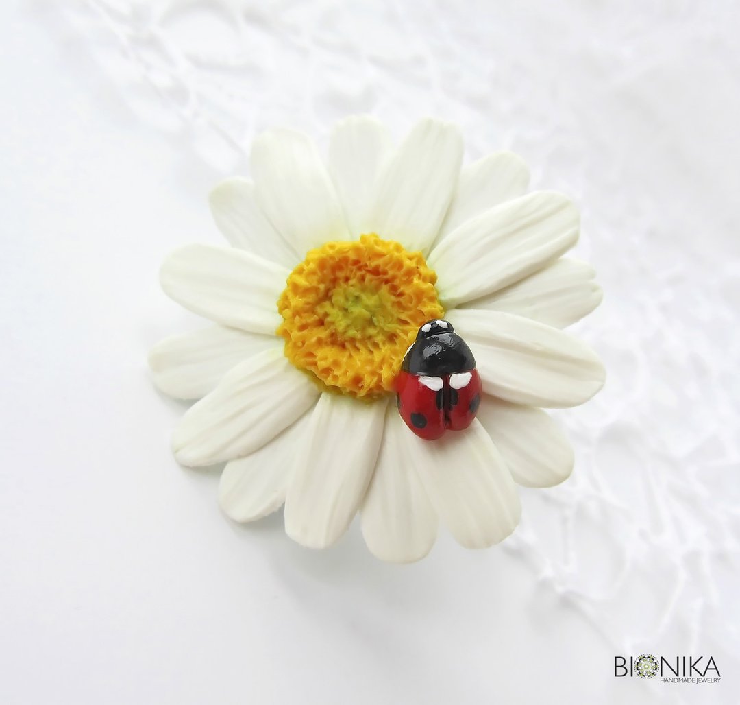 Daisy ring with ladybug Chamomile ring White flower ring Big boho flower ring - 戒指 - 粘土 白色