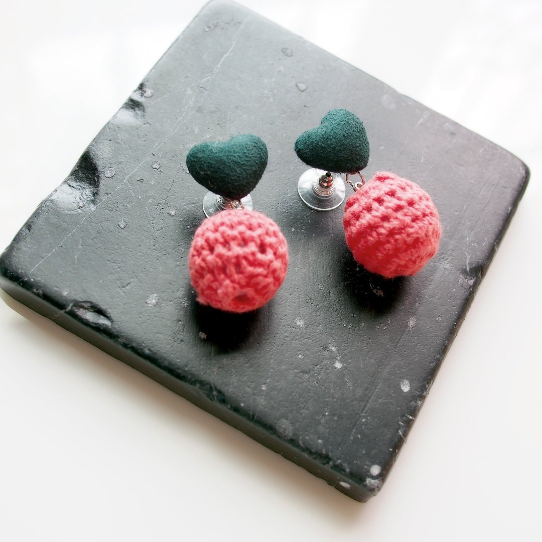 Crochet earring (pink, dark green) - 耳环/耳夹 - 其他材质 粉红色