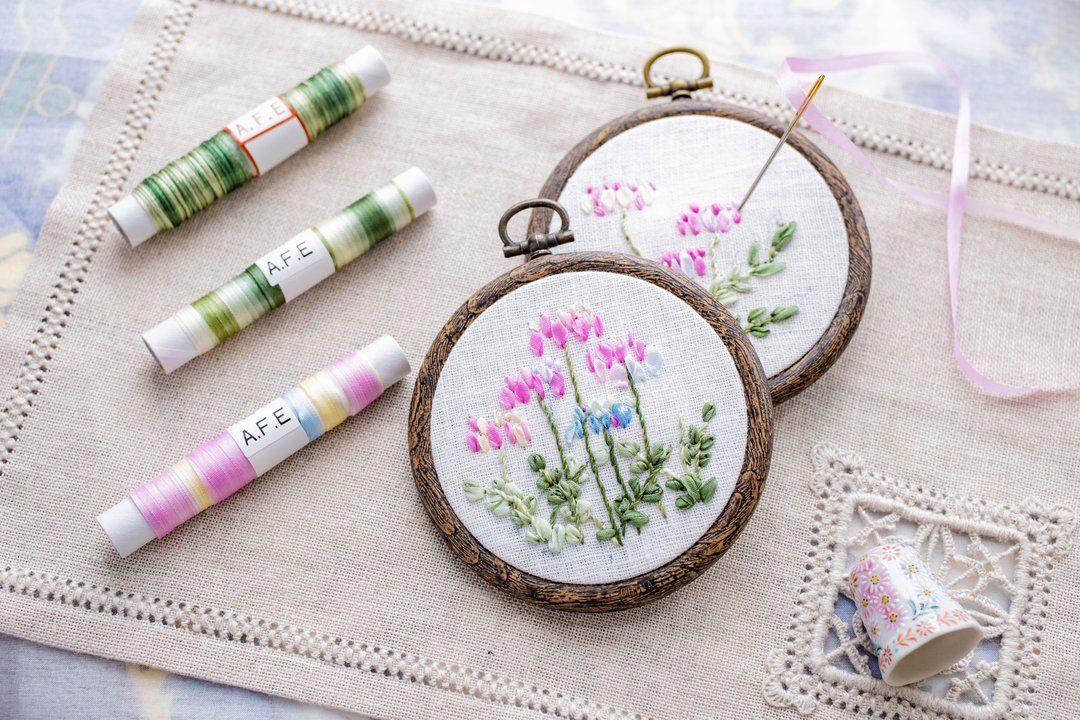 Astragalus flower embroidery production kit [Why don't you start ribbon embroidery] It is a kit that can be easily made with silk blur ribbon. - 编织/刺绣/羊毛毡/裁缝 - 丝．绢 紫色