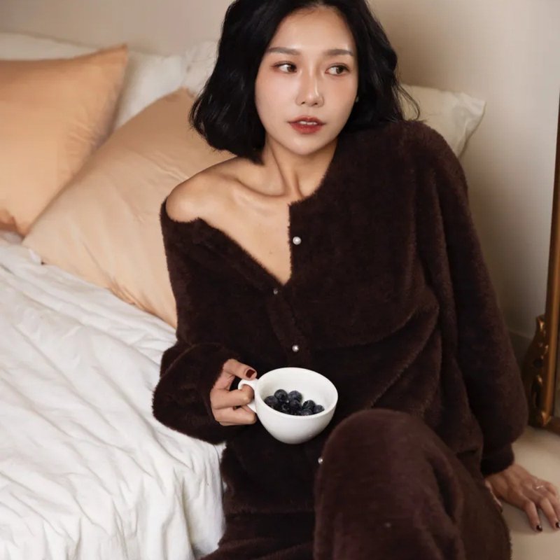 Soft Embrace 仿貂绒珍珠扣松弛感套装-焙火可可 预购两周 - 居家服/睡衣 - 其他人造纤维 咖啡色