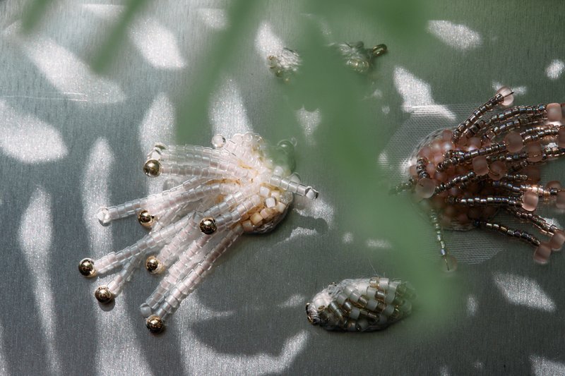 成对手工刺绣垂坠耳环 星星珠串 白 - 耳环/耳夹 - 玻璃 白色