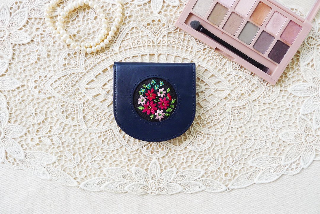 80s Vintage Handmade Petit point flowers hand embroidery leather coin purse - 零钱包 - 真皮 蓝色