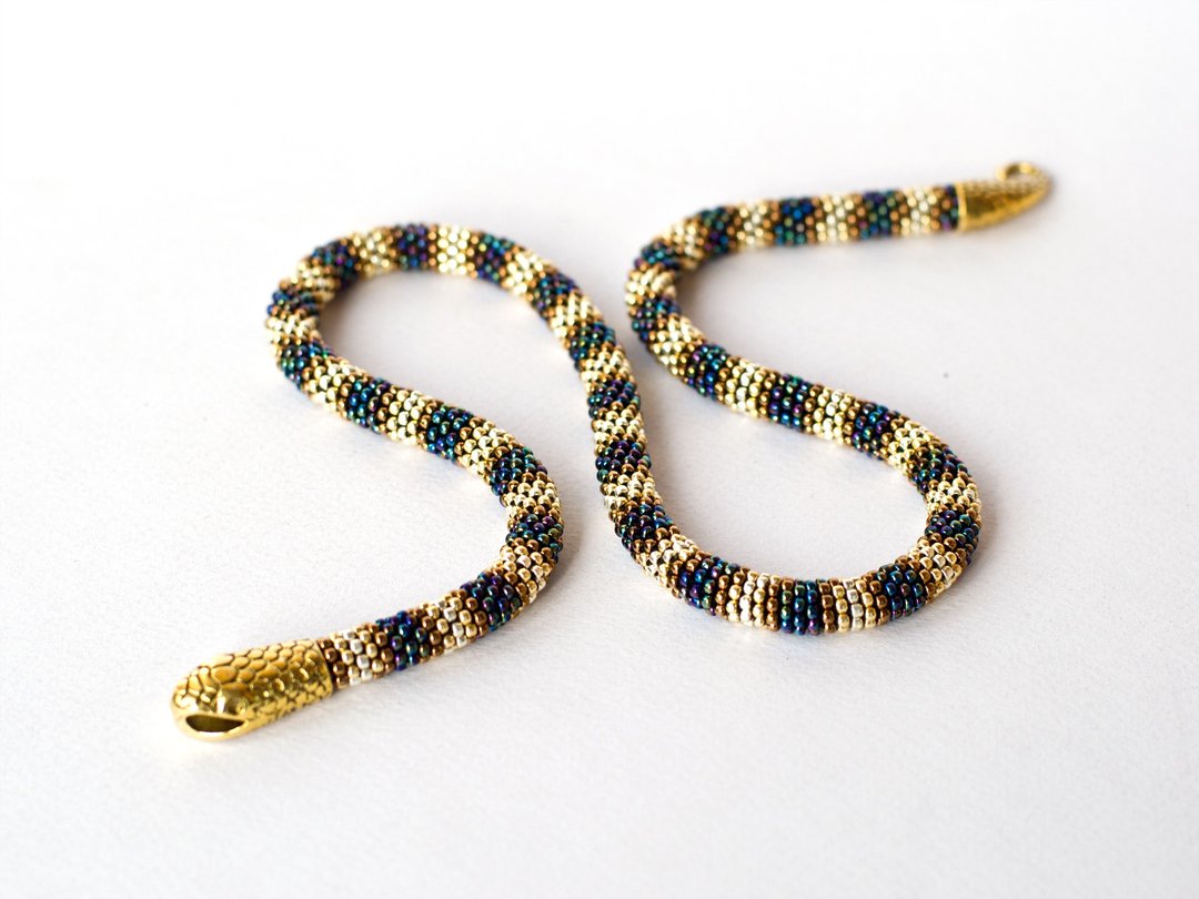 Beaded snake necklace, Serpent jewelry for women, Snake choker - 项链 - 玻璃 卡其色