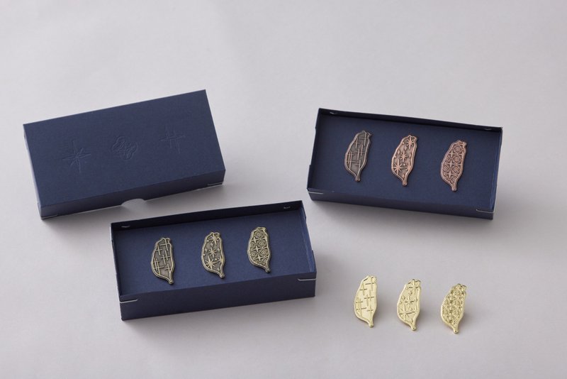 圣诞礼盒 台湾玻璃纹样磁铁徽章组/ 窗花 台湾制 胸章 台湾伴手礼 - 徽章/别针 - 其他金属 金色