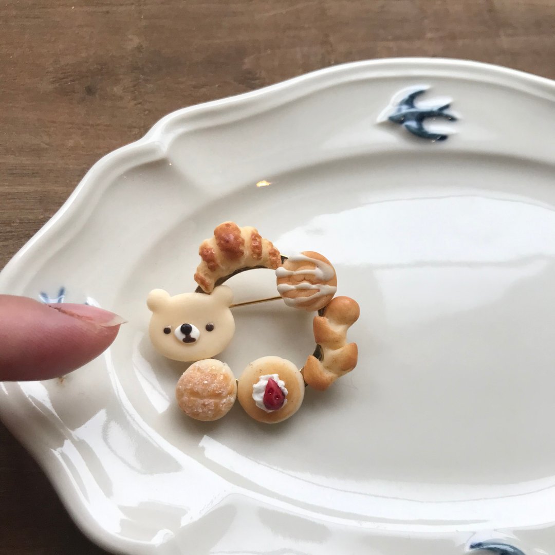 miniature bread brooch - 耳环/耳夹 - 粘土 咖啡色