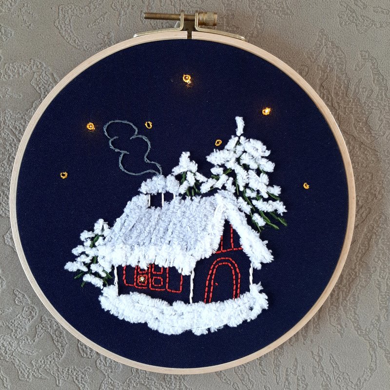 繡圖 Embroidered picture with LED lamps Christmas house, hand embroidery as a gift - 画框/相框 - 绣线 蓝色