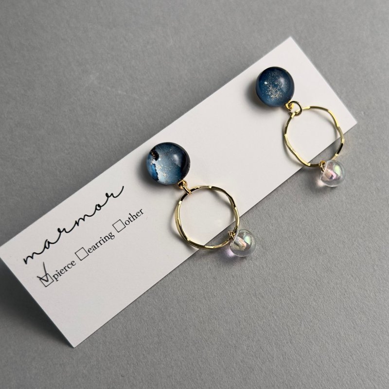 【现货】冬日蓝色 酒精墨水艺术 耳环 医疗级不锈钢 抗过敏 休闲 优雅 点缀 推し色 独特 圆形 - 耳环/耳夹 - 树脂 蓝色