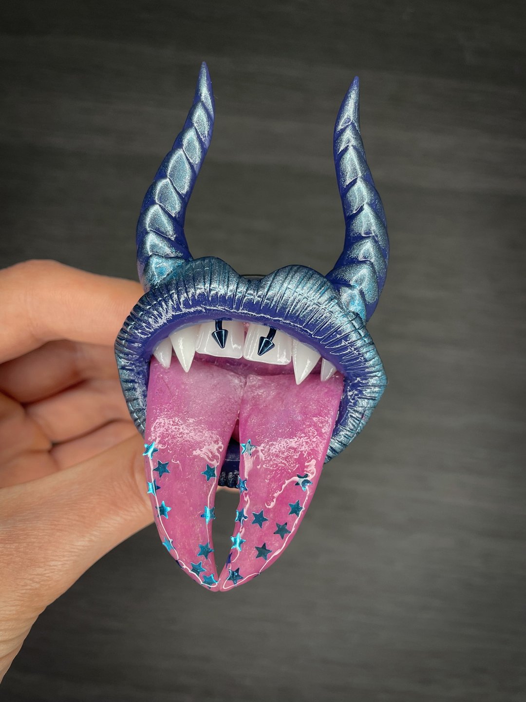 Phone grip. Blue lips with a split tongue. - 其他 - 粘土 