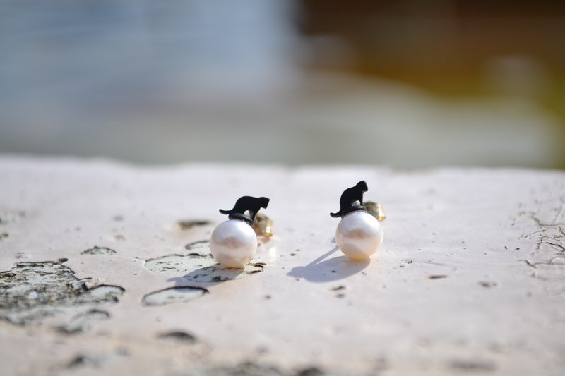 Ball-riding cat earrings - 耳环/耳夹 - 其他金属 黑色