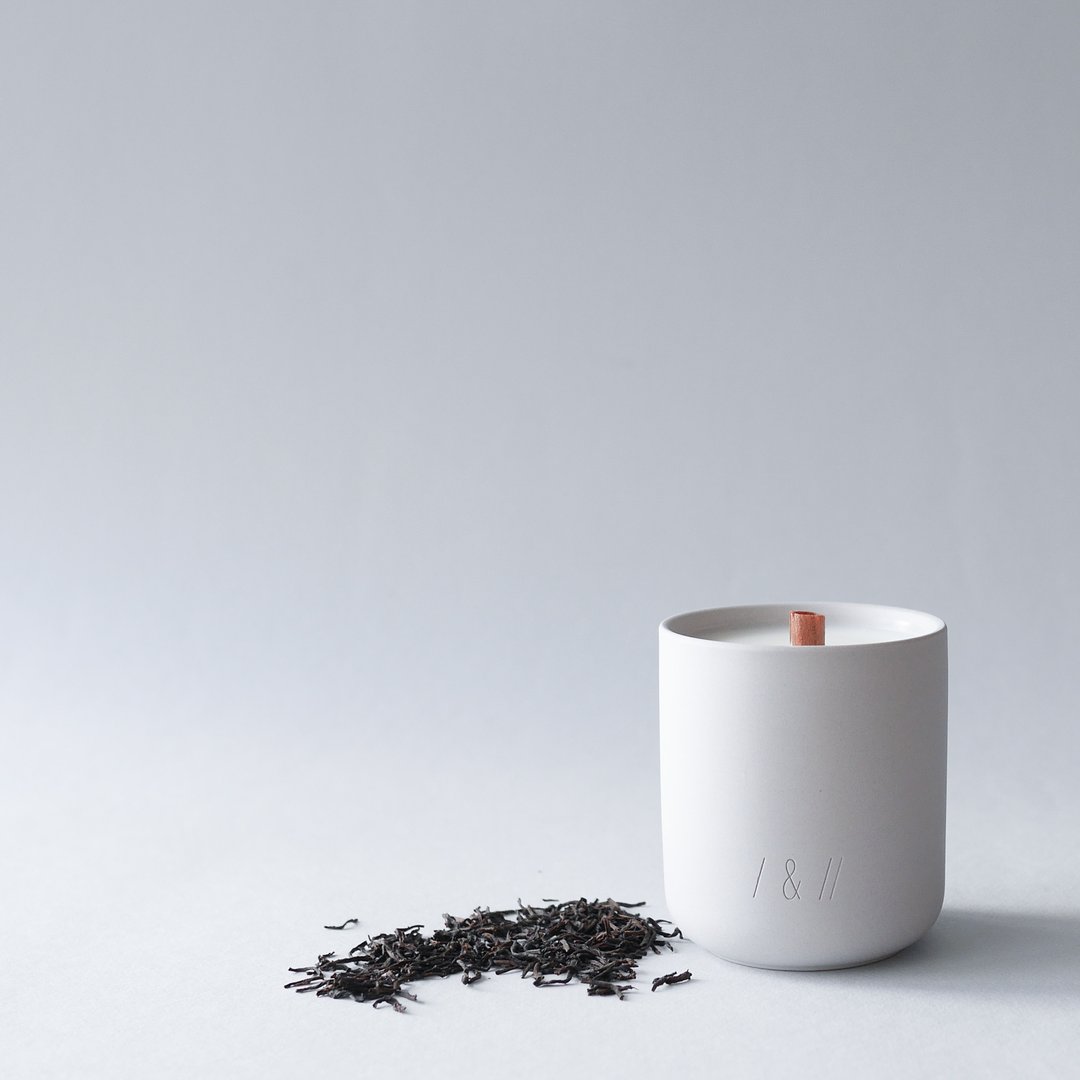 白茶 - 现在/this系列 | 香氛蜡烛| 陶瓷杯 | 40小时放松时刻 - 蜡烛/烛台 - 蜡 灰色