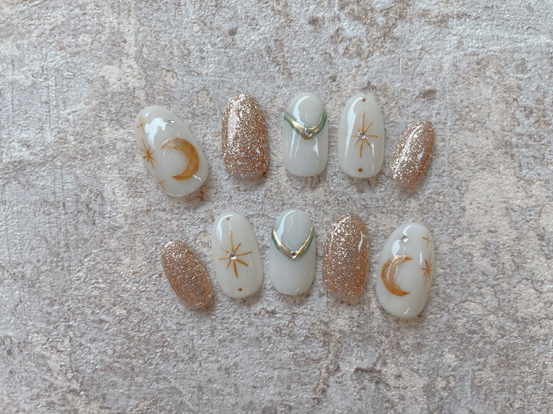 [Choice of sizes] Gorgeous Moon Nail - 指甲油/指甲贴 - 塑料 金色