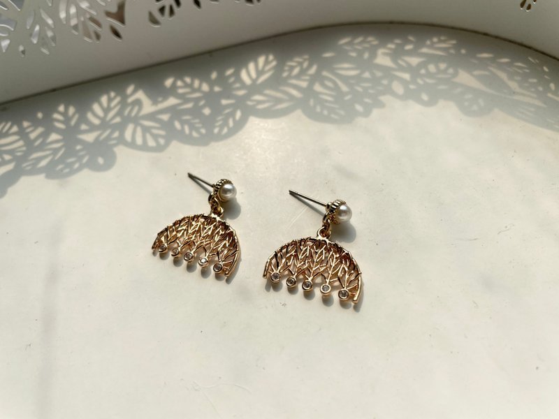 *coucoubird* 华丽的裙子耳环 - 耳环/耳夹 - 24k 金 金色