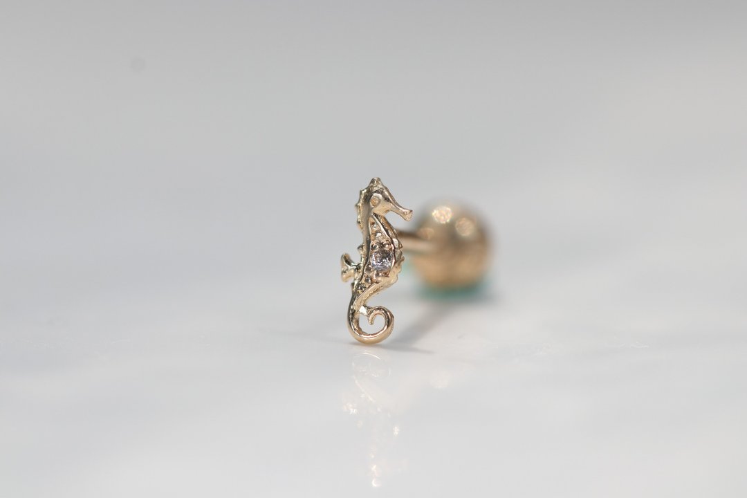 纯14K 金海马锁珠耳环(单个)耳骨 耳窝 不退色 - 耳环/耳夹 - 贵金属 金色