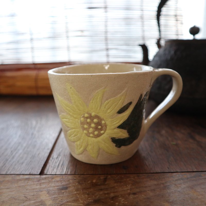 Sunflower beige cup handcrafted pottery made in Japan made by Japanese artist - 咖啡杯/马克杯 - 陶 