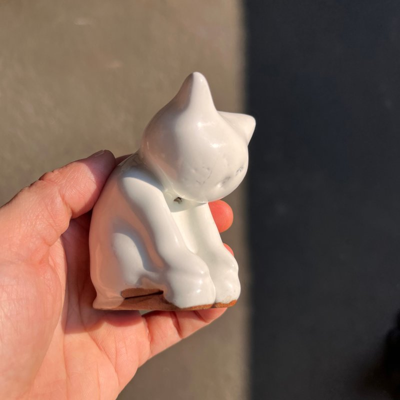 跪坐猫猫 / 陶偶 / 白釉 - 玩偶/公仔 - 陶 白色