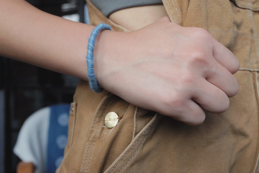 Indigo dyed wool bracelet 天然蓝染手镯 no.5/6 扎染 - 手链/手环 - 羊毛 蓝色