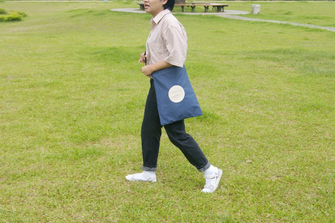 日系圆点帆布两用袋 / 贴心男朋友（深蓝色） - 侧背包/斜挎包 - 棉 蓝色