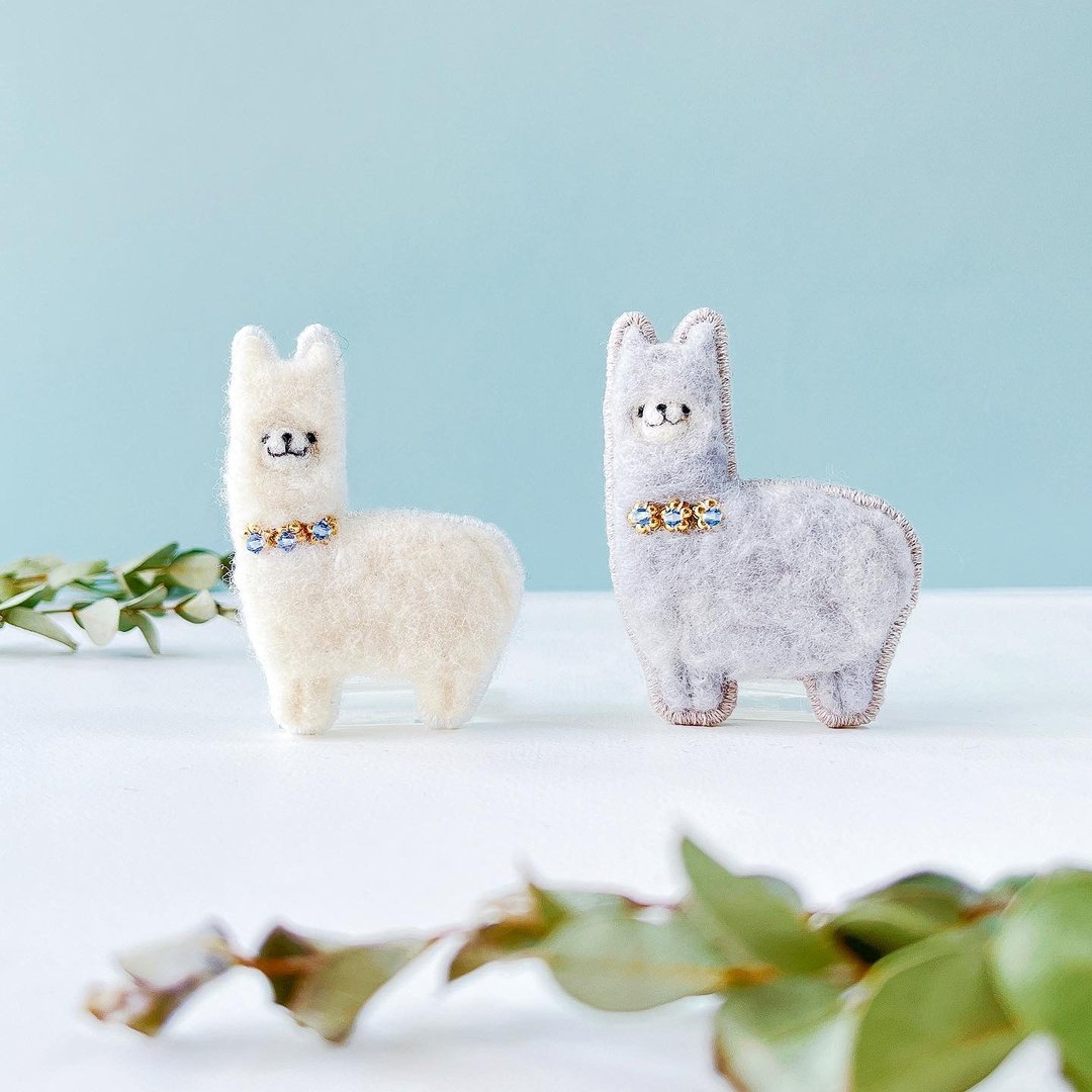 Birthstone Alpaca Brooch September Sapphire - 胸针 - 羊毛 白色