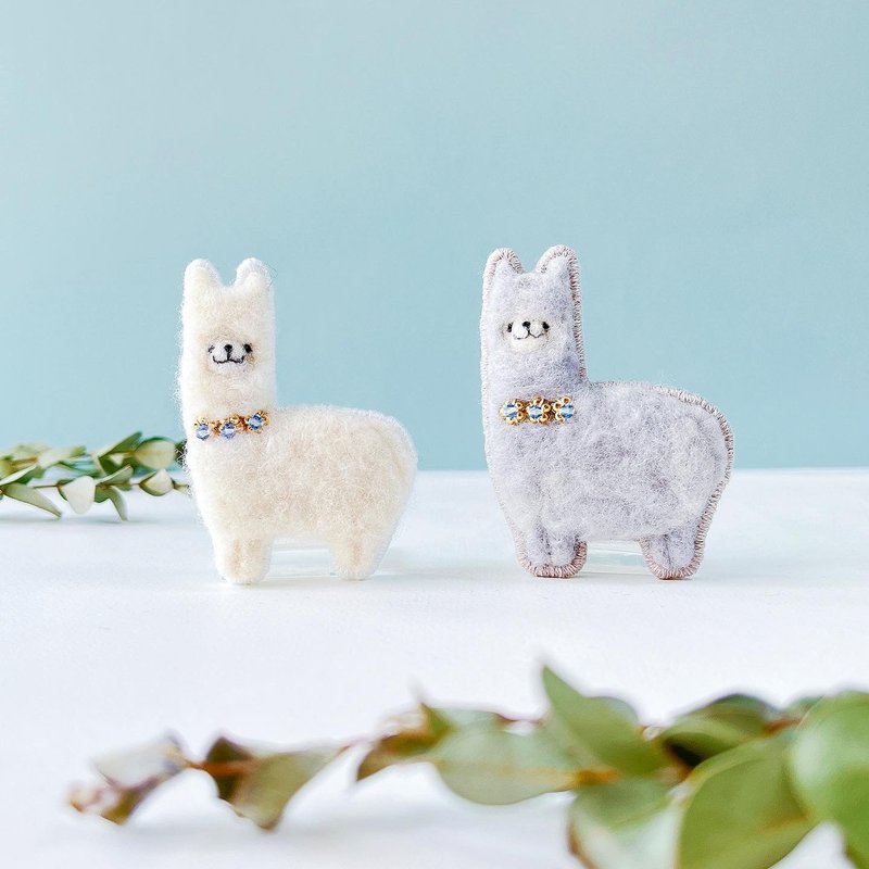 Birthstone Alpaca Brooch September Sapphire - 胸针 - 羊毛 白色