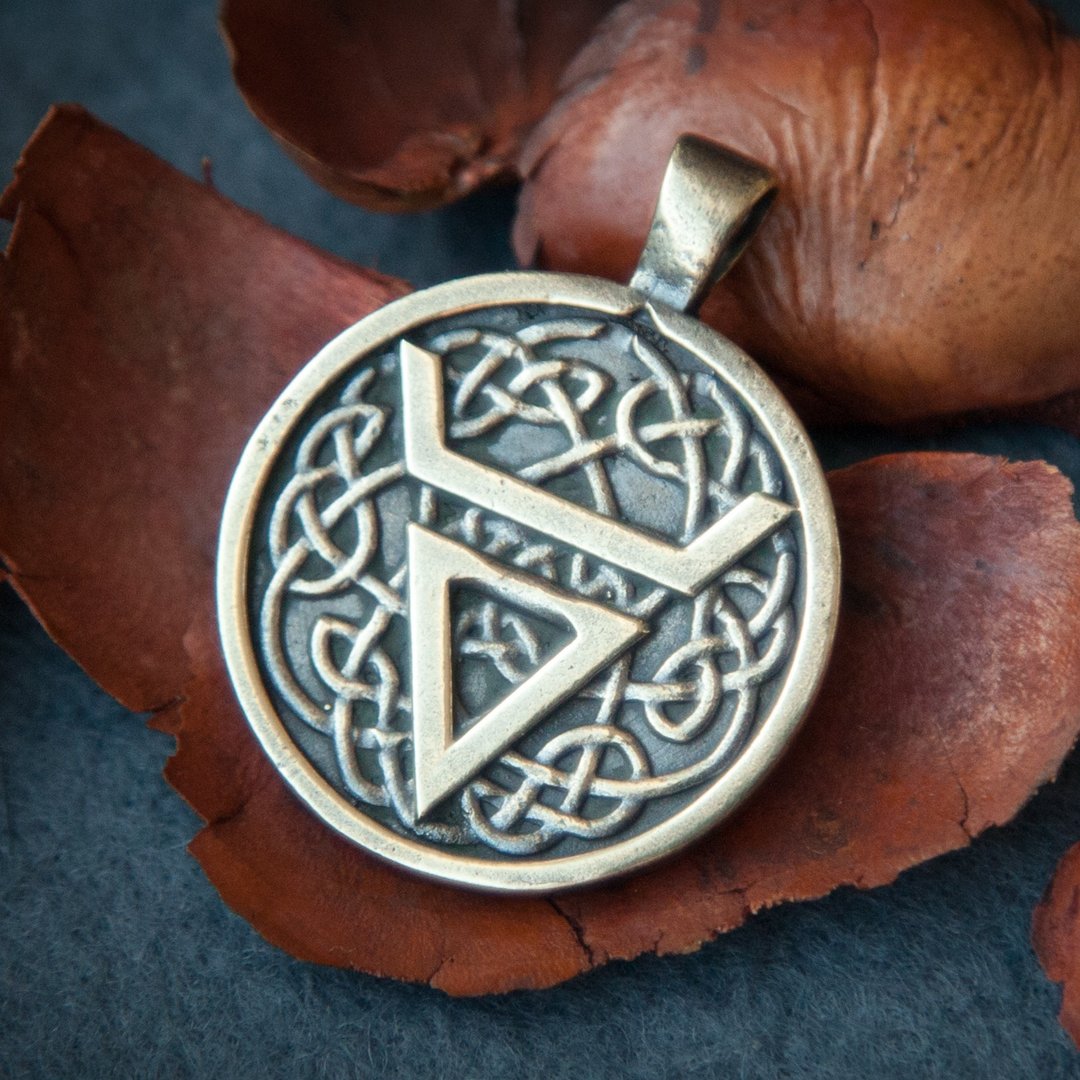 Veles pendant. Bool head necklace on leather cord. Slavic sacred sign. Pagan art - 项链 - 其他金属 橘色