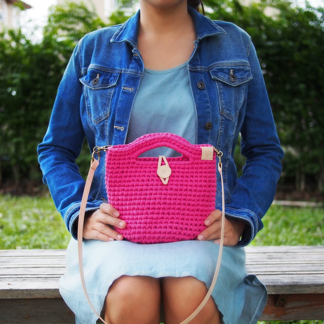 Handmade crochet bag pink (t-shirt yarn) with natural color leather strap - 手提包/手提袋 - 聚酯纤维 