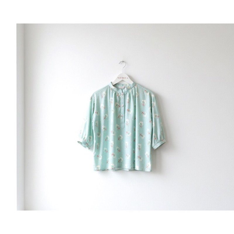 绿色立领七分袖上衣，饰有红色蝴蝶结花束印花。 - 女装上衣 - 棉．麻 绿色