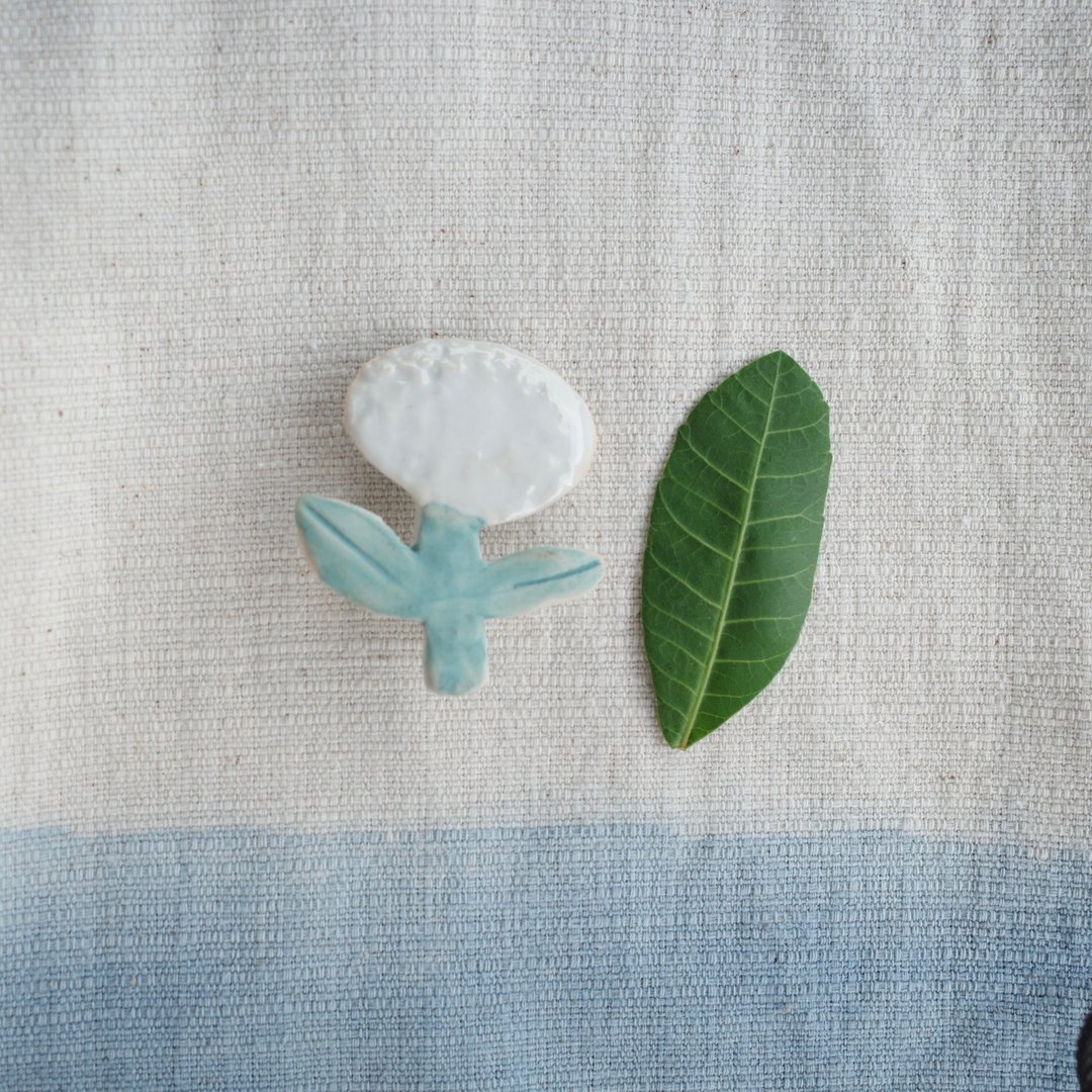 White flower brooch / handmade ceramic - 胸针 - 陶 白色