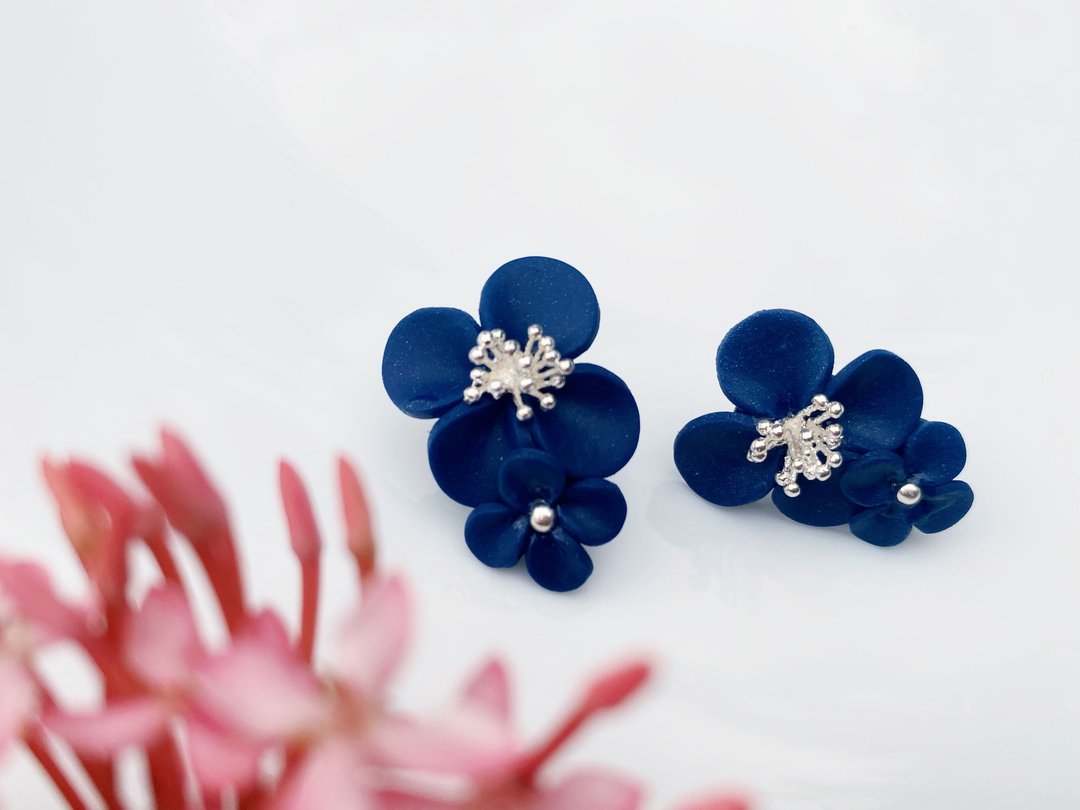 优雅深蓝花朵 手工软陶耳环 | 耳夹 - 耳环/耳夹 - 粘土 蓝色