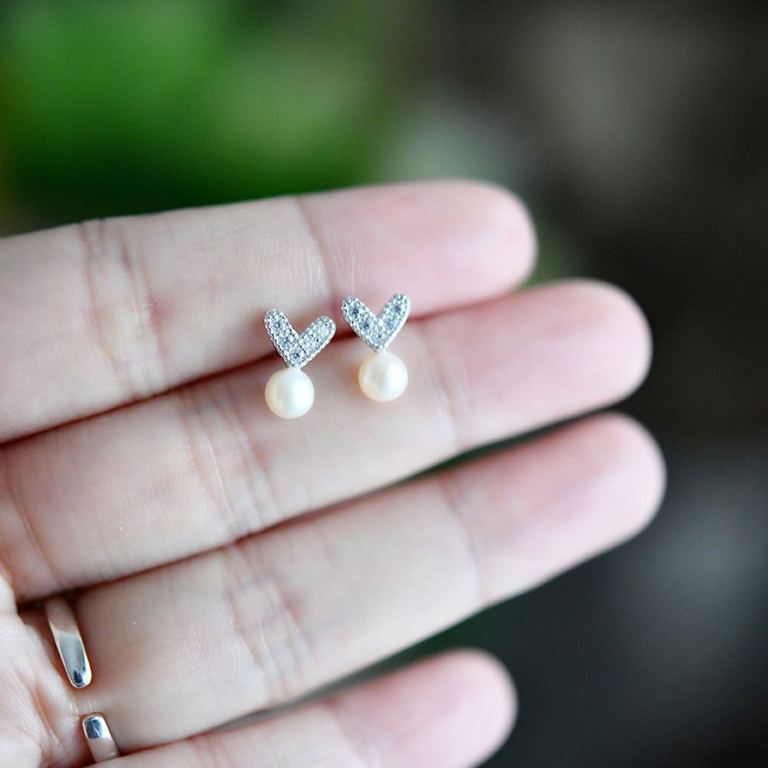 Bringing you the happiness pearl and heart stud earrings Clip-On June birthstone - 耳环/耳夹 - 宝石 白色