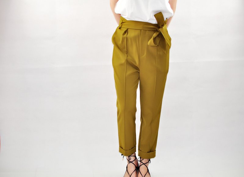 Flat 135X台湾设计师 卡其色 夏天舒适材质 南法度假风 附上腰带 腰部松紧 轻松穿搭 宽裤 老爷裤 宽松 舒适 好搭配 每天都可以穿搭 - 女装长裤 - 聚酯纤维 卡其色