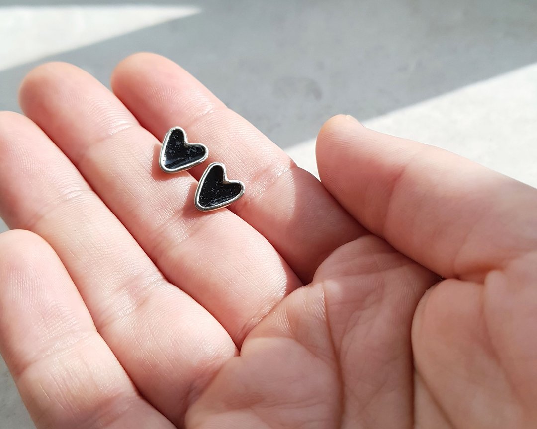 Small black heart studs, Minimalist asymmetric earrings - 耳环/耳夹 - 珐琅 黑色
