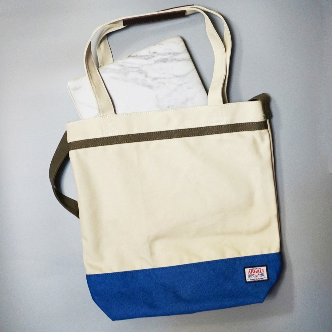 Argali 香港品牌 户外多用途手提包 厚实帆布 超轻便 简约风 侧肩包 米白色配军蓝 - 手提包/手提袋 - 其他材质 白色