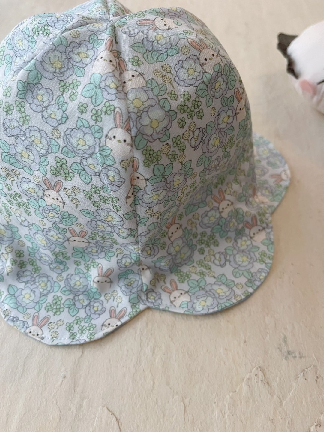 兔宝爱玩捉迷藏     手工纯棉遮阳花瓣帽/宝宝/幼童/亲子用 - 婴儿帽/发带 - 棉 多色