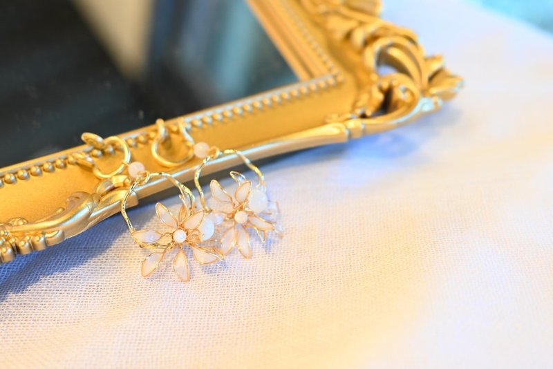 水晶彼岸花 - 耳环/耳夹 - 其他材质 白色